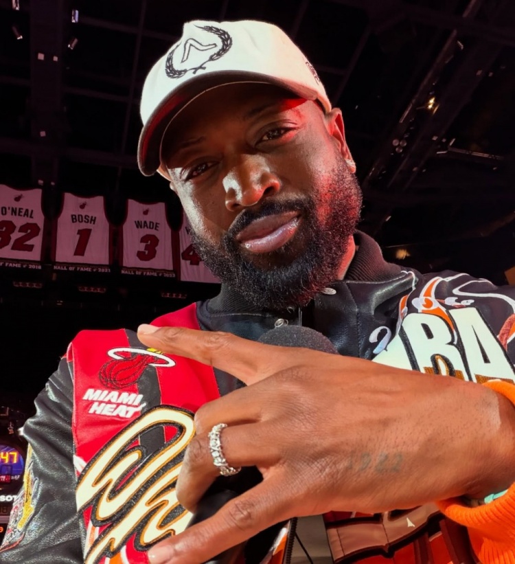 开云体育app-热火庆祝夺冠20周年！韦德晒照：这是我的地盘！06🏆